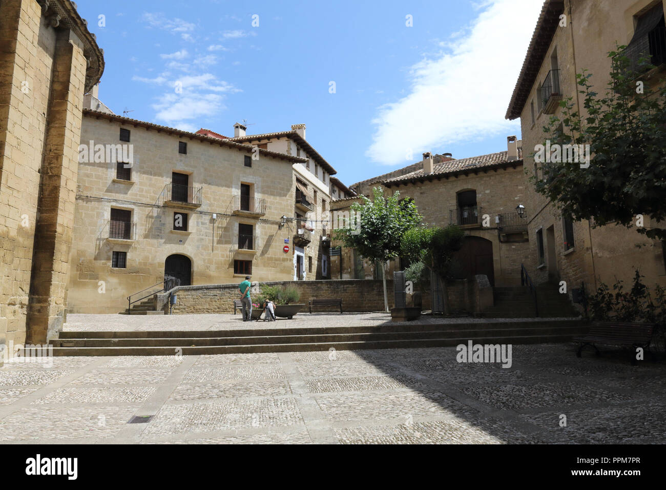 La Sainte Marie place (Plaza de Santa Maria) avec maisons en pierre typique espagnol faite dans un petit, Uncastillo ville rurale dans la région de l'Aragon, en Espagne. Banque D'Images