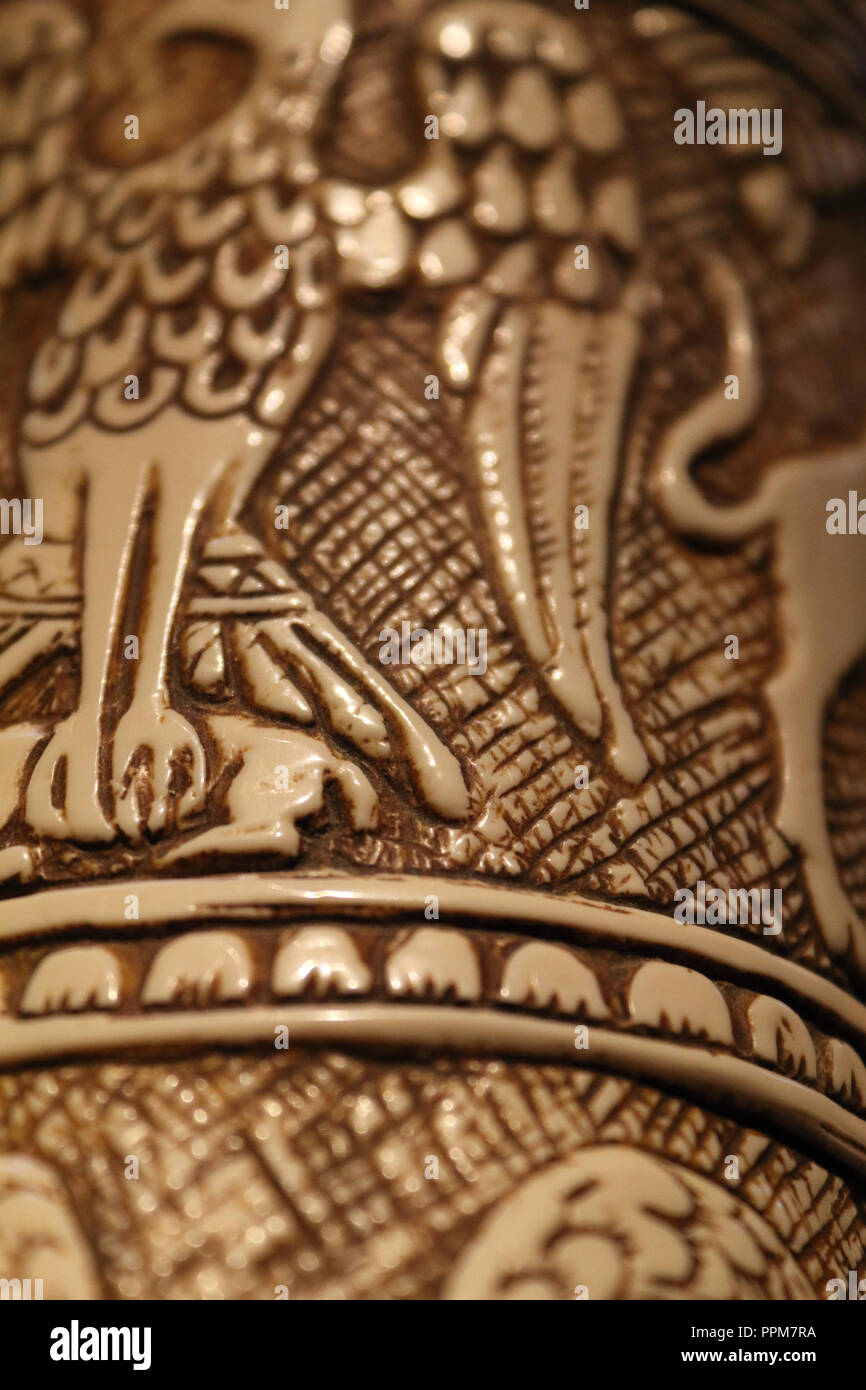 La Gaston IV, vicomte de Béarn, cor de chasse d'ivoire, également appelé olifant, sculptés avec une image d'un faucon d'attaquer une proie de la faune, de l'Espagne. Banque D'Images