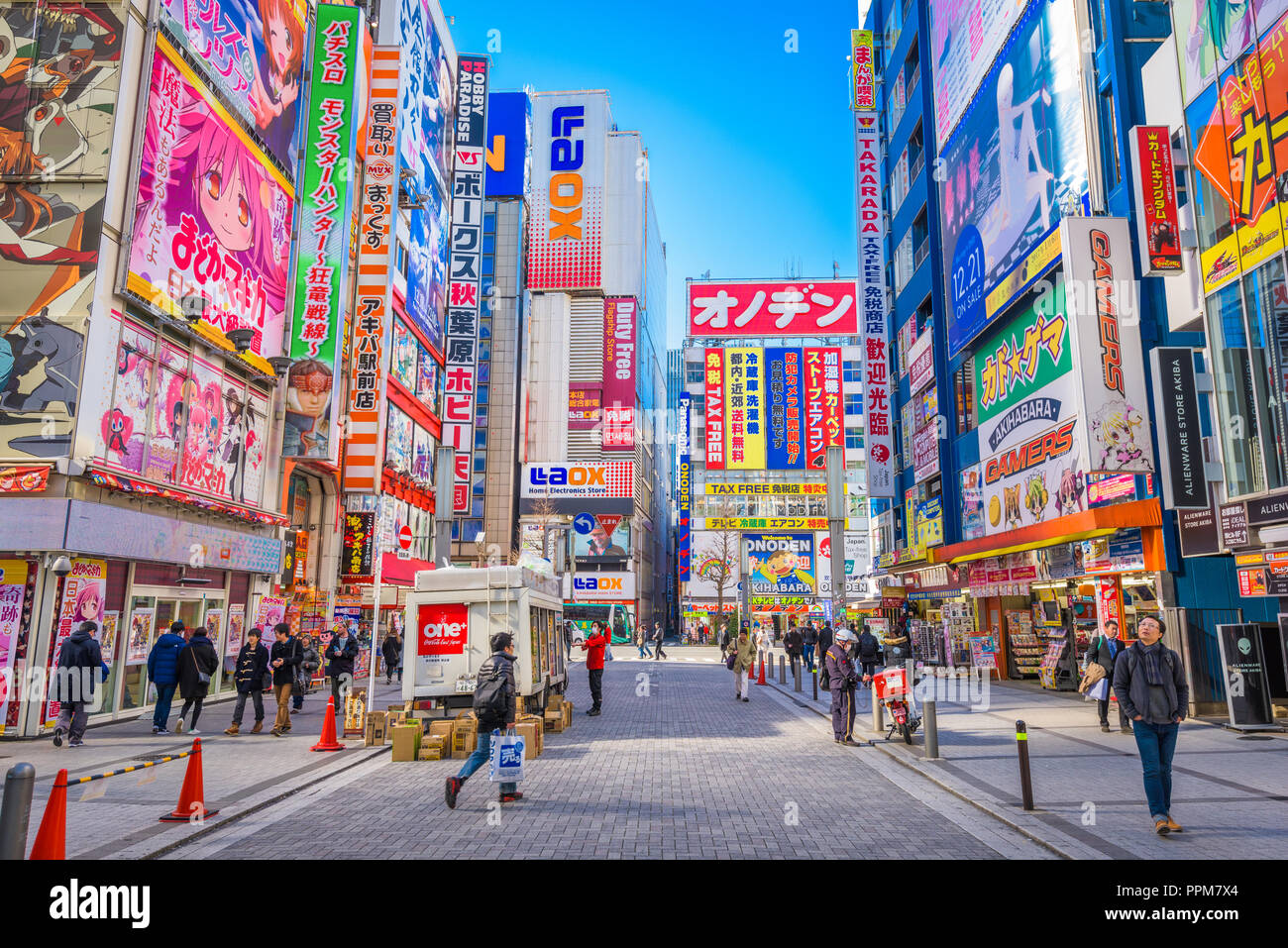 TOKYO, JAPON - 11 janvier 2017 : la foule passer en-dessous des panneaux colorés à Akihabara. Le quartier historique électronique a évolué vers la zone commerçante f Banque D'Images