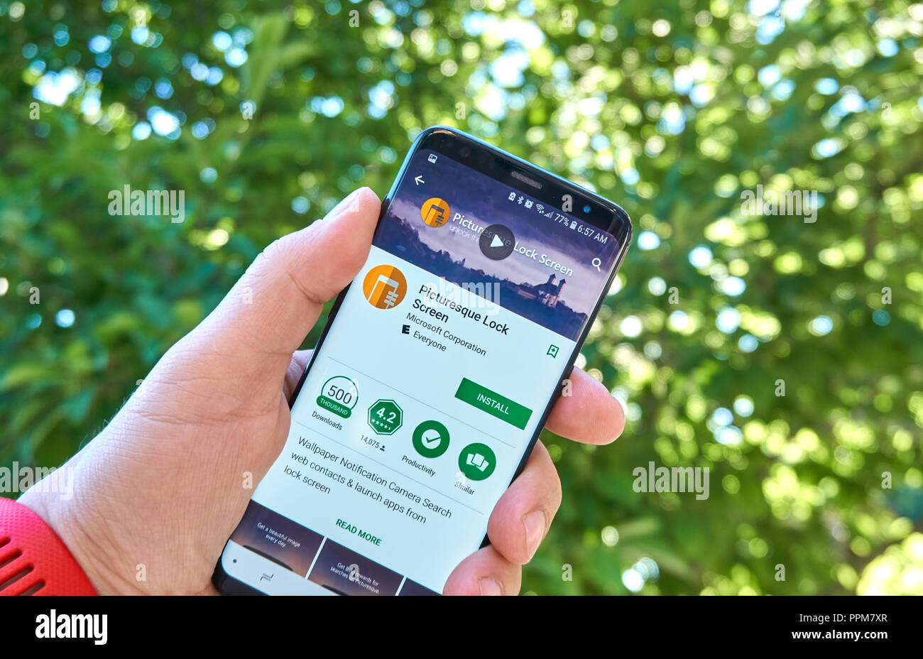 Montréal, Canada - le 28 août 2018 : l'écran de verrouillage pittoresque Microsoft android sur Samsung S8 écran. Banque D'Images