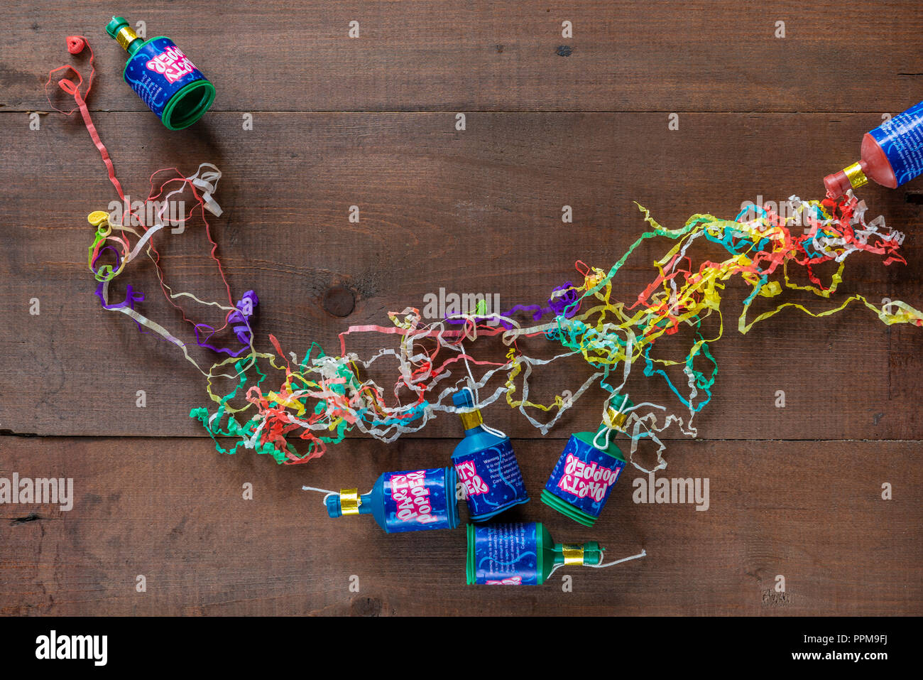 Partie éclatée avec leurs poppers streamers de papier sur le sol. Banque D'Images