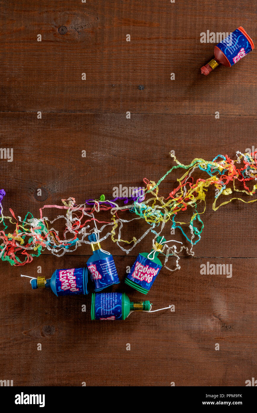 Partie éclatée avec leurs poppers streamers de papier sur le sol. Banque D'Images