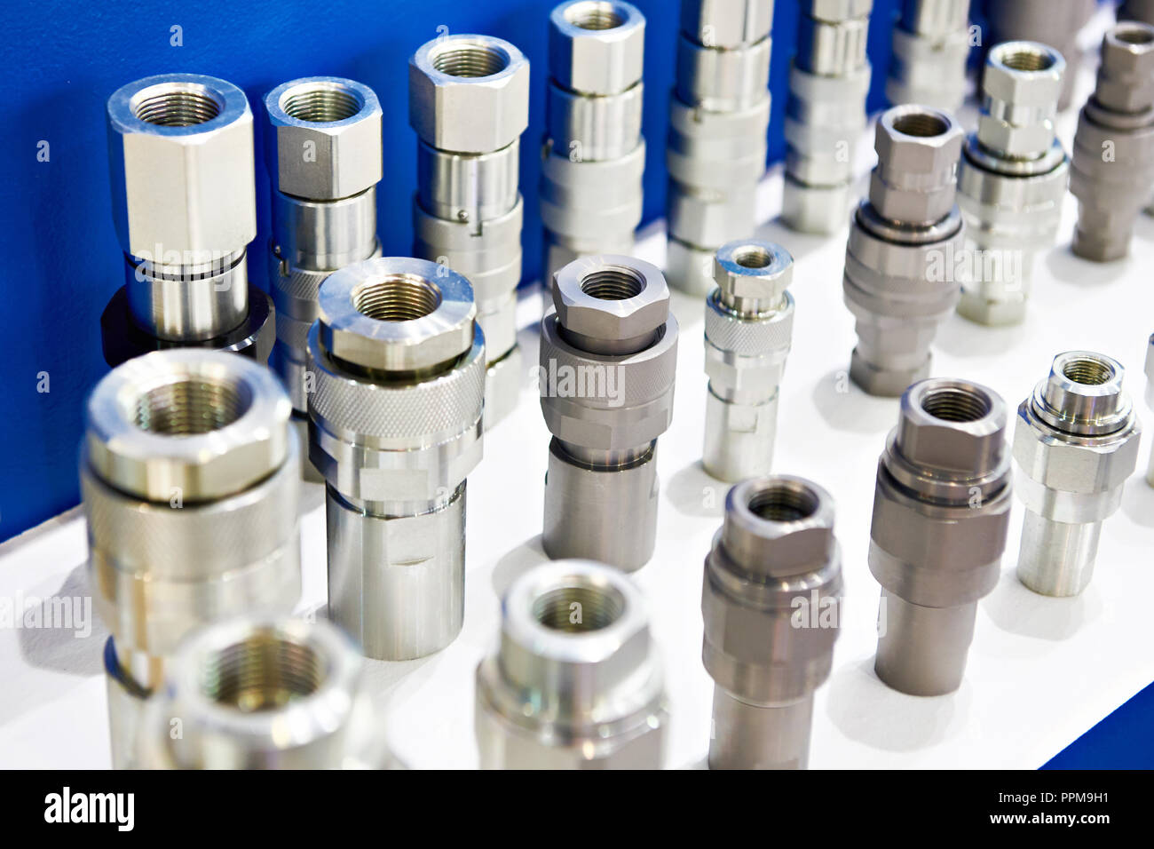 Les raccords rapides hydrauliques en magasin Banque D'Images