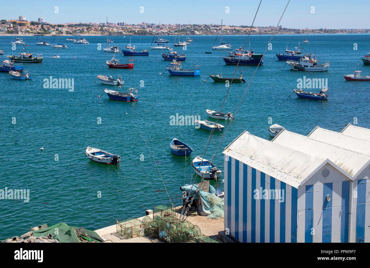 Les remises et les bateaux amarrés à la baie de Cascais, Portugal Banque D'Images