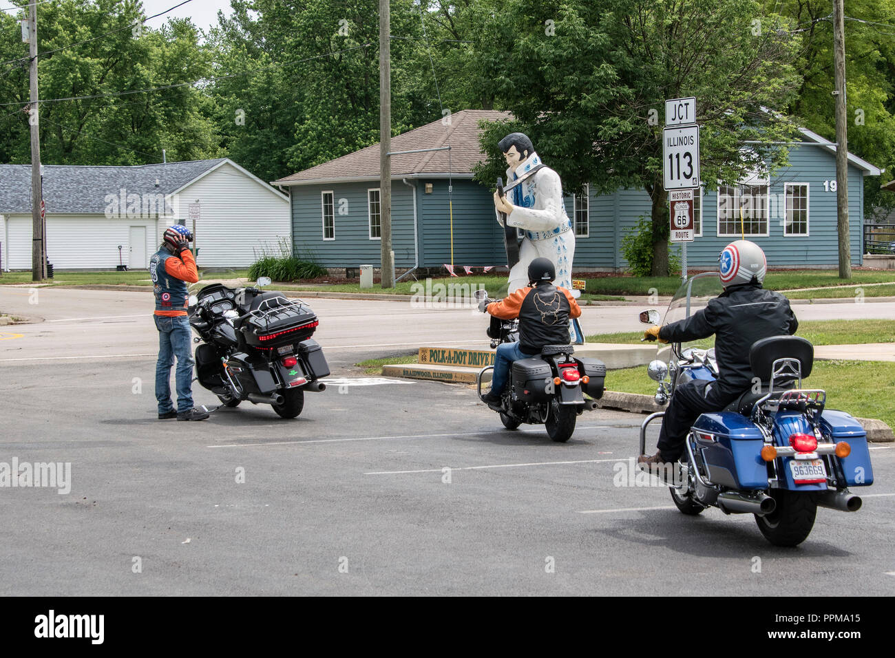 Les motards Harley Davidson garée en face de la statue d'Elvis à Polk-a-Dot dur à manger sur la Route 66, Braidwood, Illinois. Banque D'Images