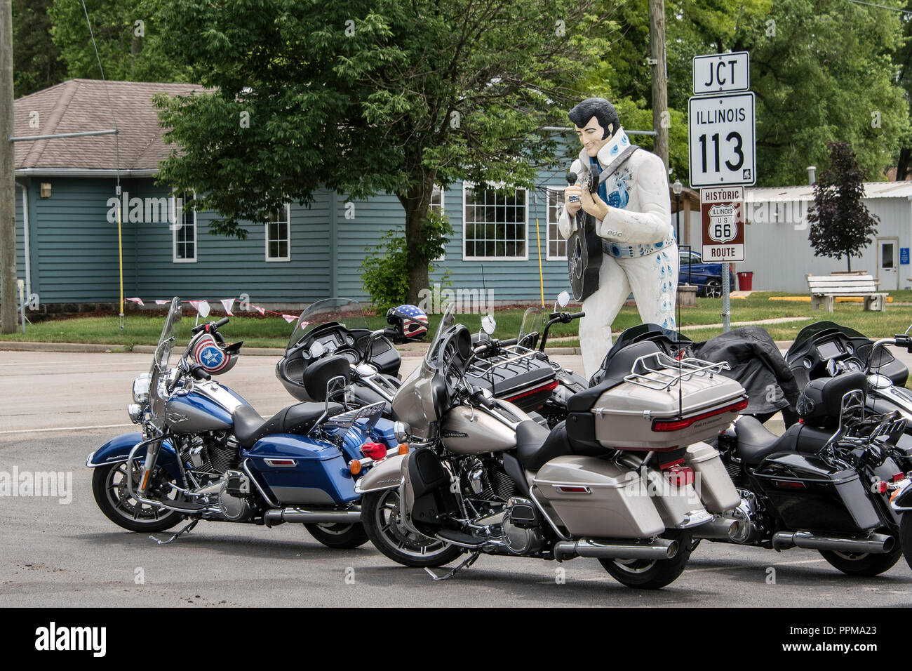Motocyclettes Harley Davidson garée en face de la statue d'Elvis à Polk-A-Dot dur à manger sur la Route 66, Braidwood, Illinois. Banque D'Images