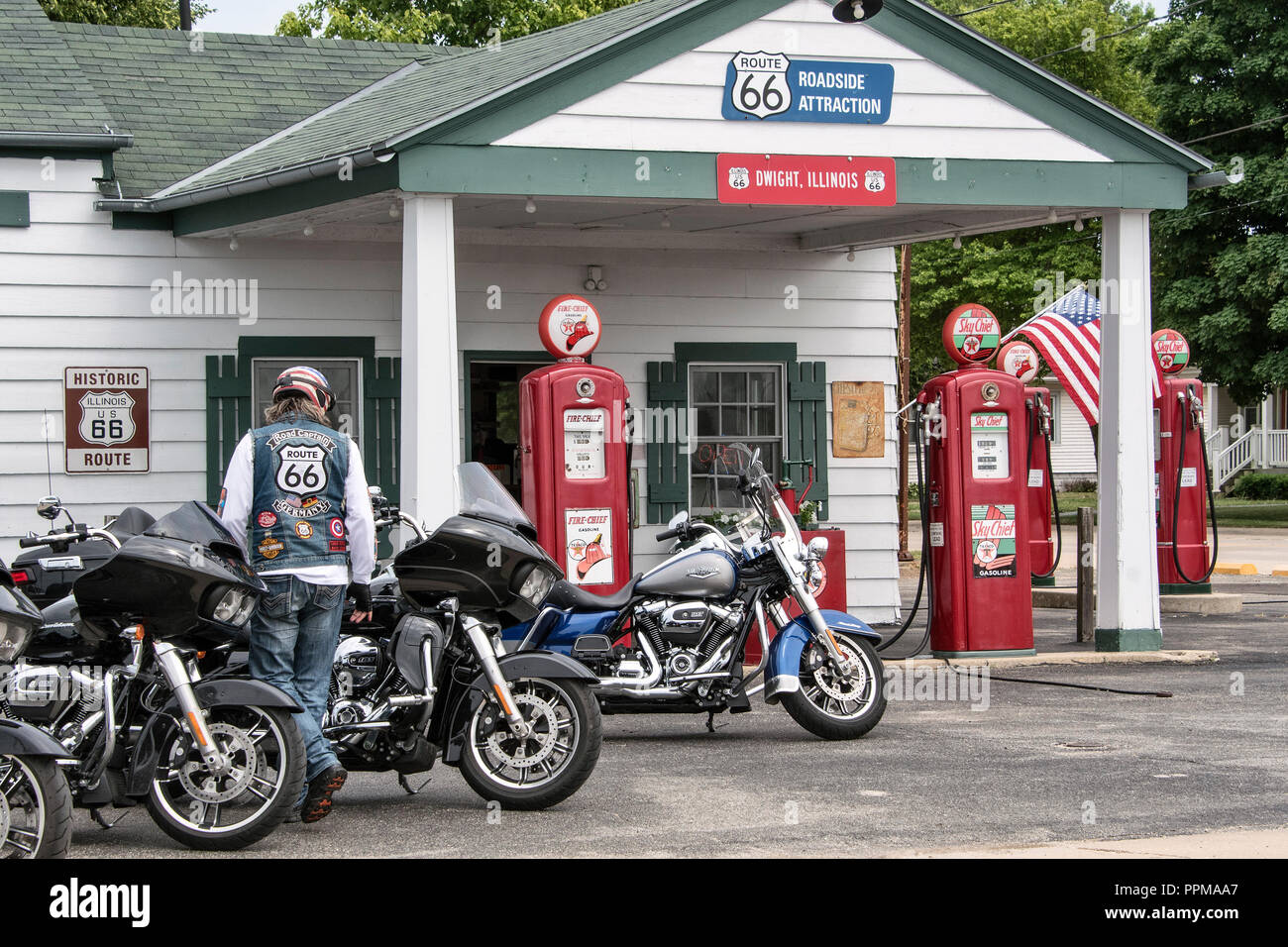 Motocyclettes Harley Davidson garée en face de la station de gaz historique, Ambler's Texaco Gas Station, sur la Route 66, Dwight, l'Illinois. Banque D'Images