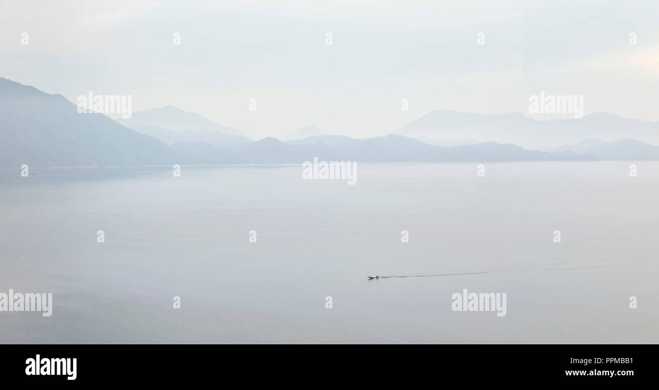 Vue sur le lac Taiping. Village de Huangshan Huangshan, Chine. Architecte : MAD Architectes, 2017. Banque D'Images