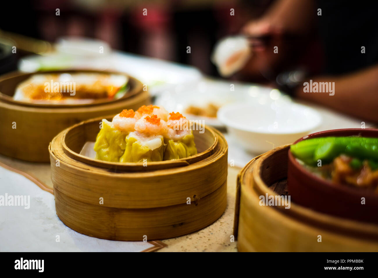Dimsum Cantonais Chinois repas servi dans un cuiseur vapeur en bambou Banque D'Images
