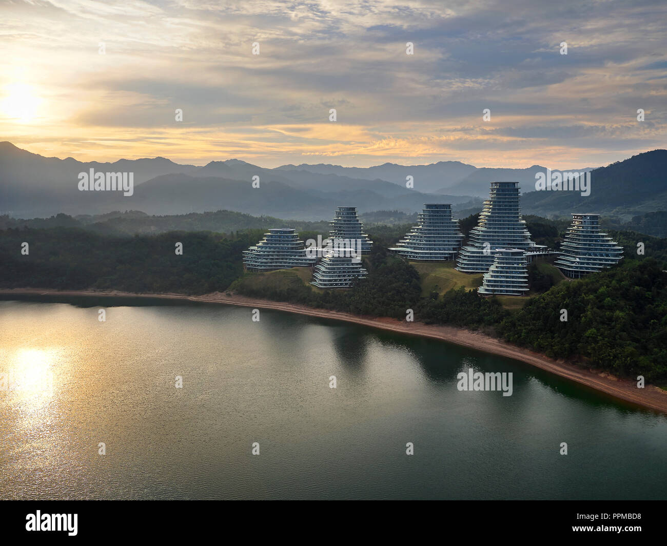 Des grappes de logements avec vue sur le lac Taiping au coucher du soleil. Village de Huangshan Huangshan, Chine. Architecte : MAD Architectes, 2017. Banque D'Images