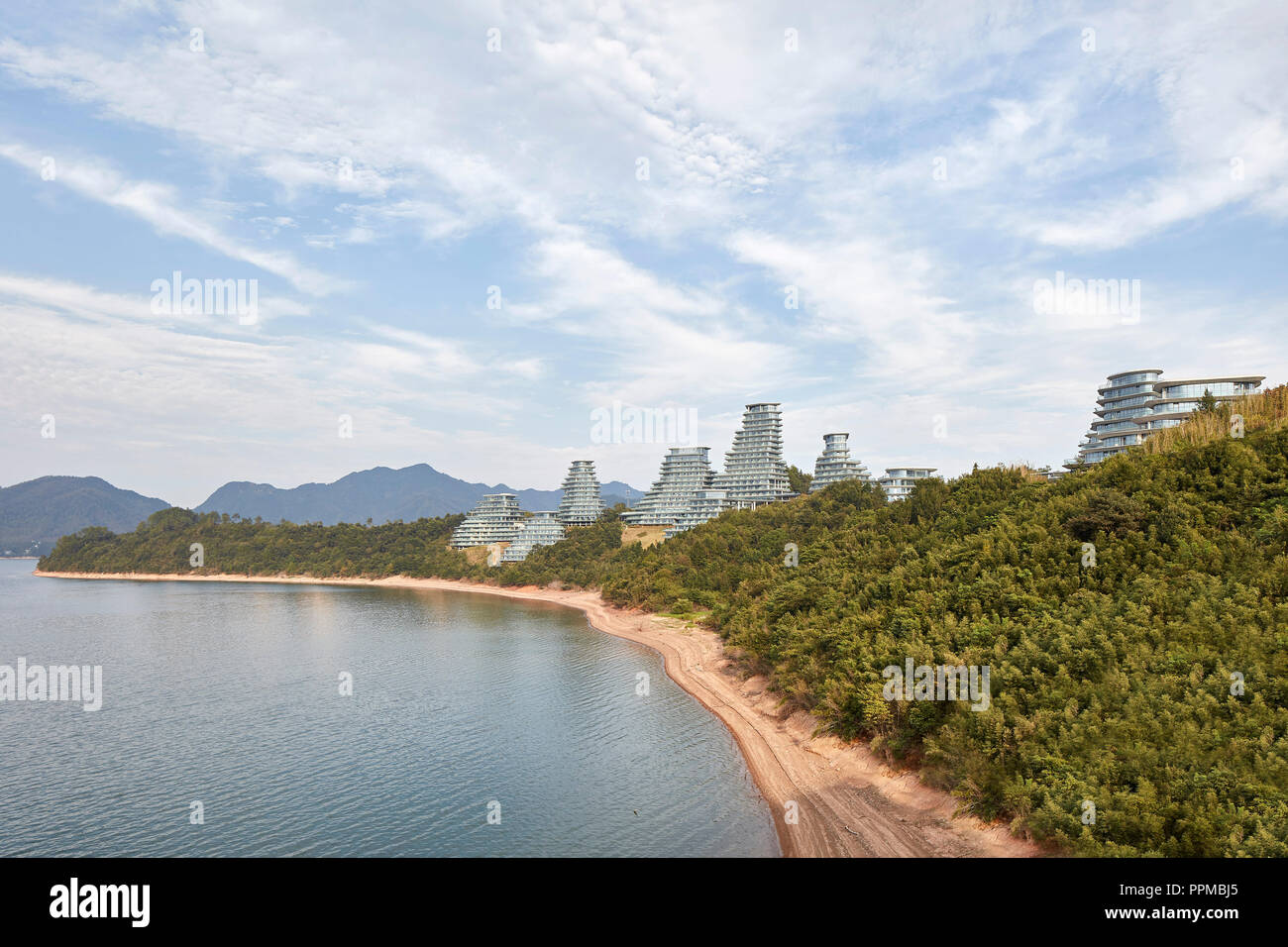 Vue extérieure avec lointain Lac Taiping. Village de Huangshan Huangshan, Chine. Architecte : MAD Architectes, 2017. Banque D'Images