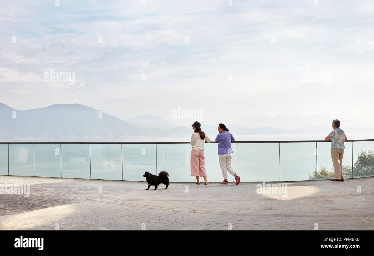 Vue extérieure du lac Taiping. Village de Huangshan Huangshan, Chine. Architecte : MAD Architectes, 2017. Banque D'Images