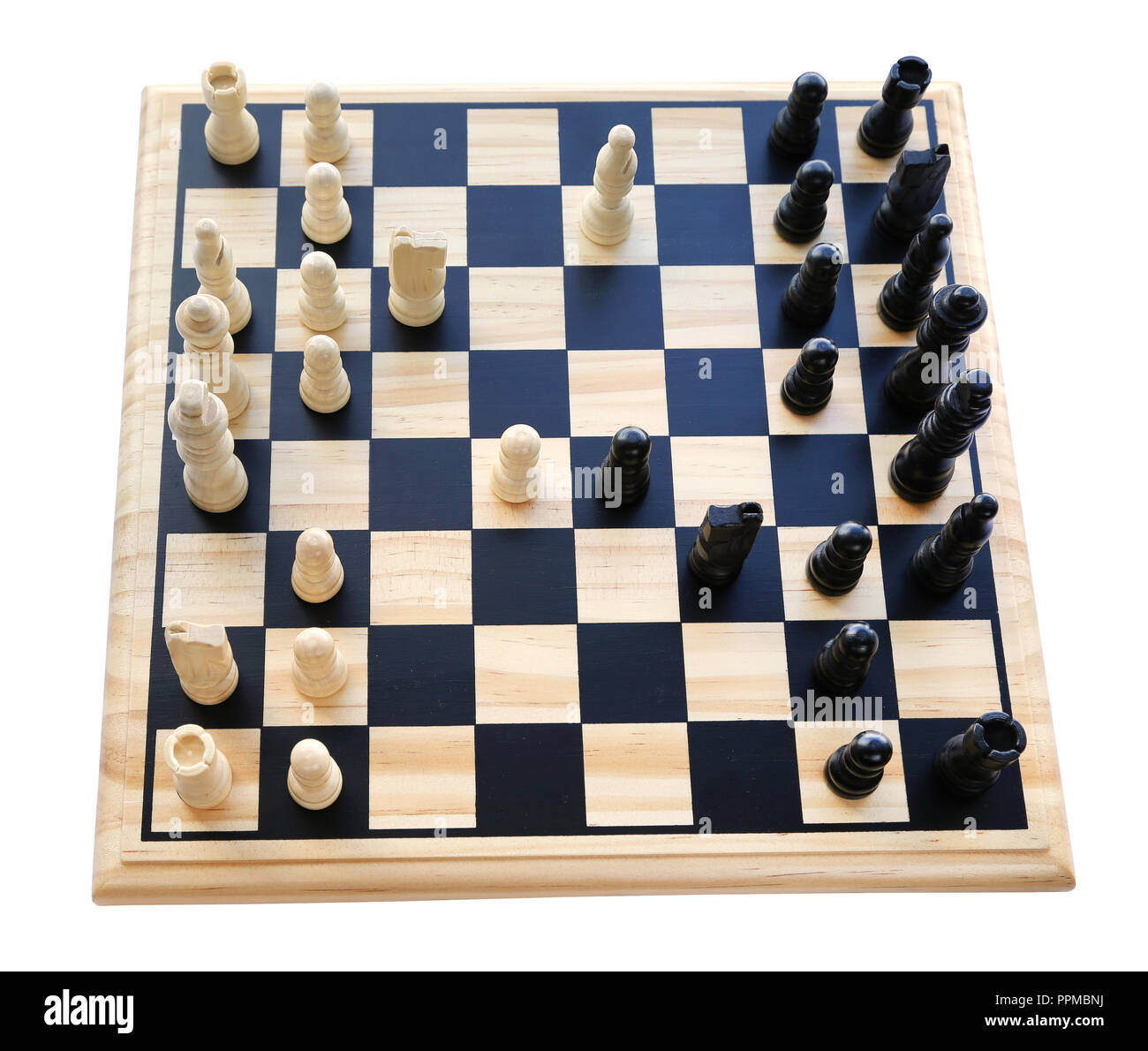 Jouer aux échecs avec différents morceaux dans comité sur fond blanc Banque D'Images