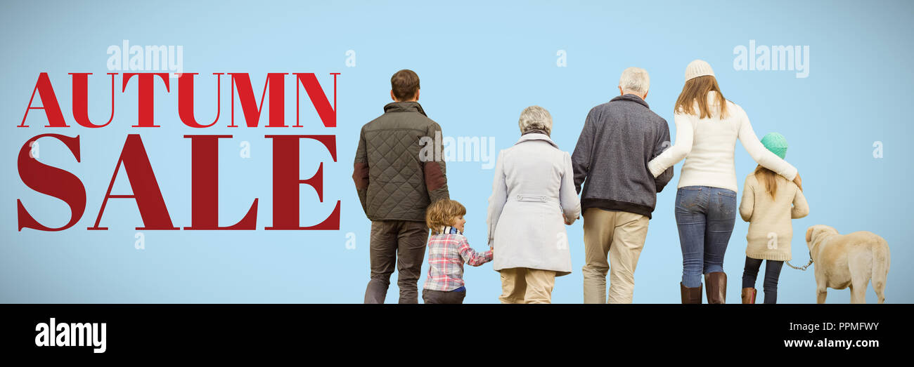 La famille de marcher avec leur chien Banque D'Images