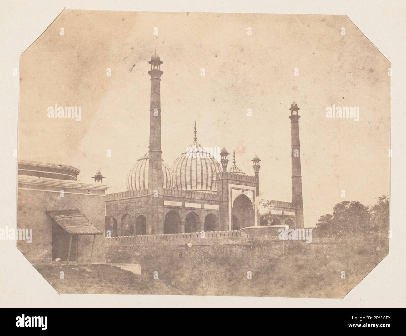 [Mosquée Jama Masjid, Delhi]. Artiste : Inconnu. Dimensions : Image : 15,2 x 19,8 cm (6 13/16 x 7 in.) Mont : 27,5 x 23,2 cm (10 13/16 x 9 1/8 in.) Imprimer monté verticalement.. Date : 1850. Musée : Metropolitan Museum of Art, New York, USA. Banque D'Images