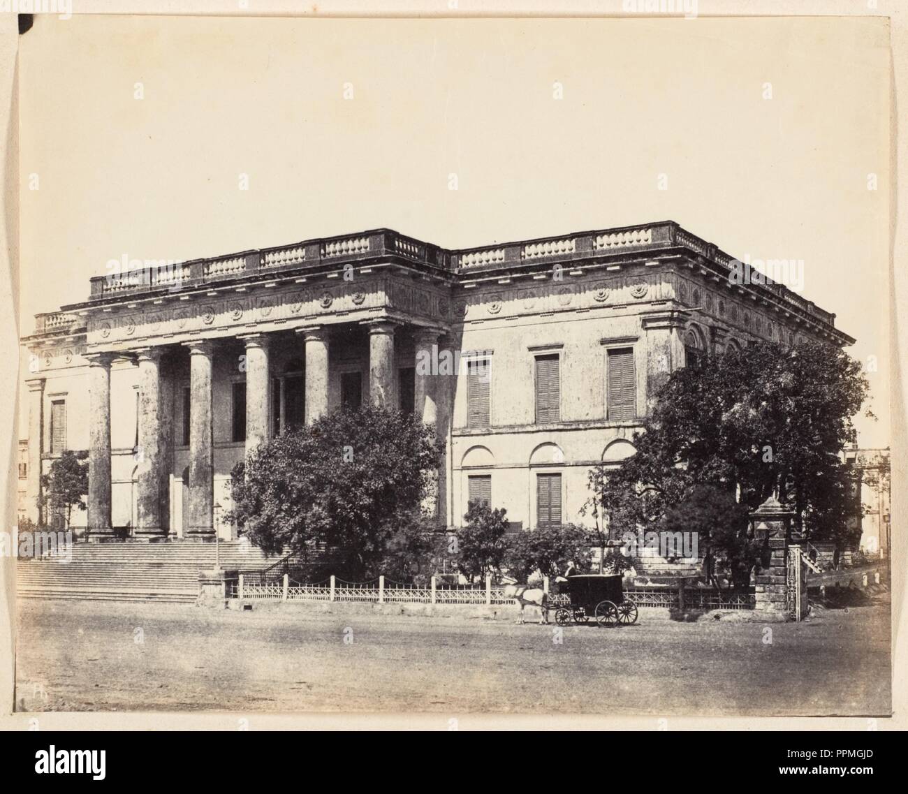 Mairie, Calcutta. Artiste : Inconnu. Dimensions : Image : 19,6 x 24,5 cm (7 11/16 x 9 5/8 in.) Mont : 27,6 x 23,5 cm (10 7/8 x 9 1/4 in.) Imprimer monté verticalement. Date : 1850. Musée : Metropolitan Museum of Art, New York, USA. Banque D'Images