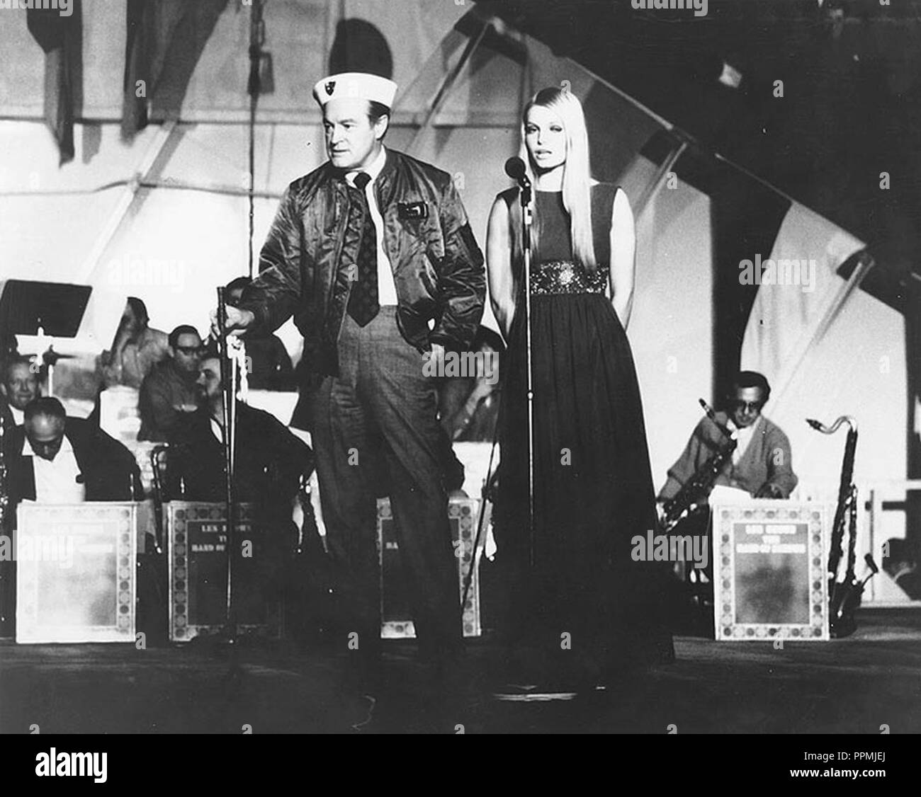 Bob Hope avec Eva Rueber-Staier au cours de l'USO tour sur le USS Saratoga (CVA-60) 1969. Banque D'Images
