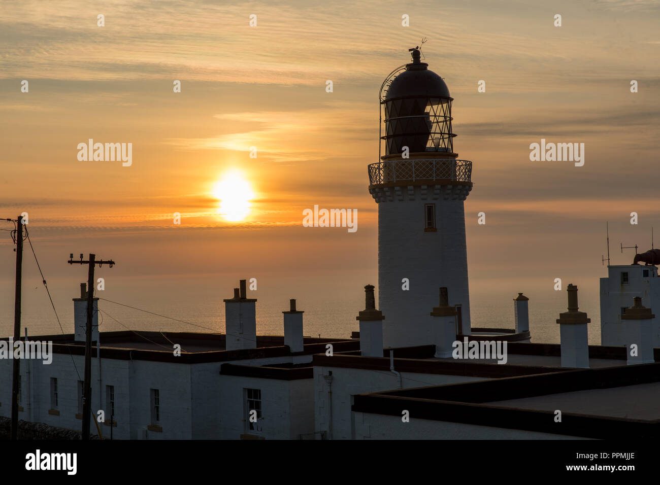 Nebliger Liughthouse Abend am Dunnet head Banque D'Images