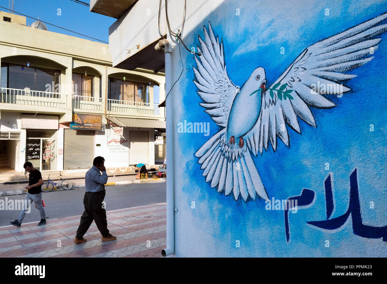 Colombe de la paix sur un mur, la peinture en Telesquf village, Plaine de Ninive, dans le Nord de l'Irak, région autonome kurde - un Friedenstaube einer Wand im Ort Telesquf, Nord-Irak, Kurdistan Banque D'Images