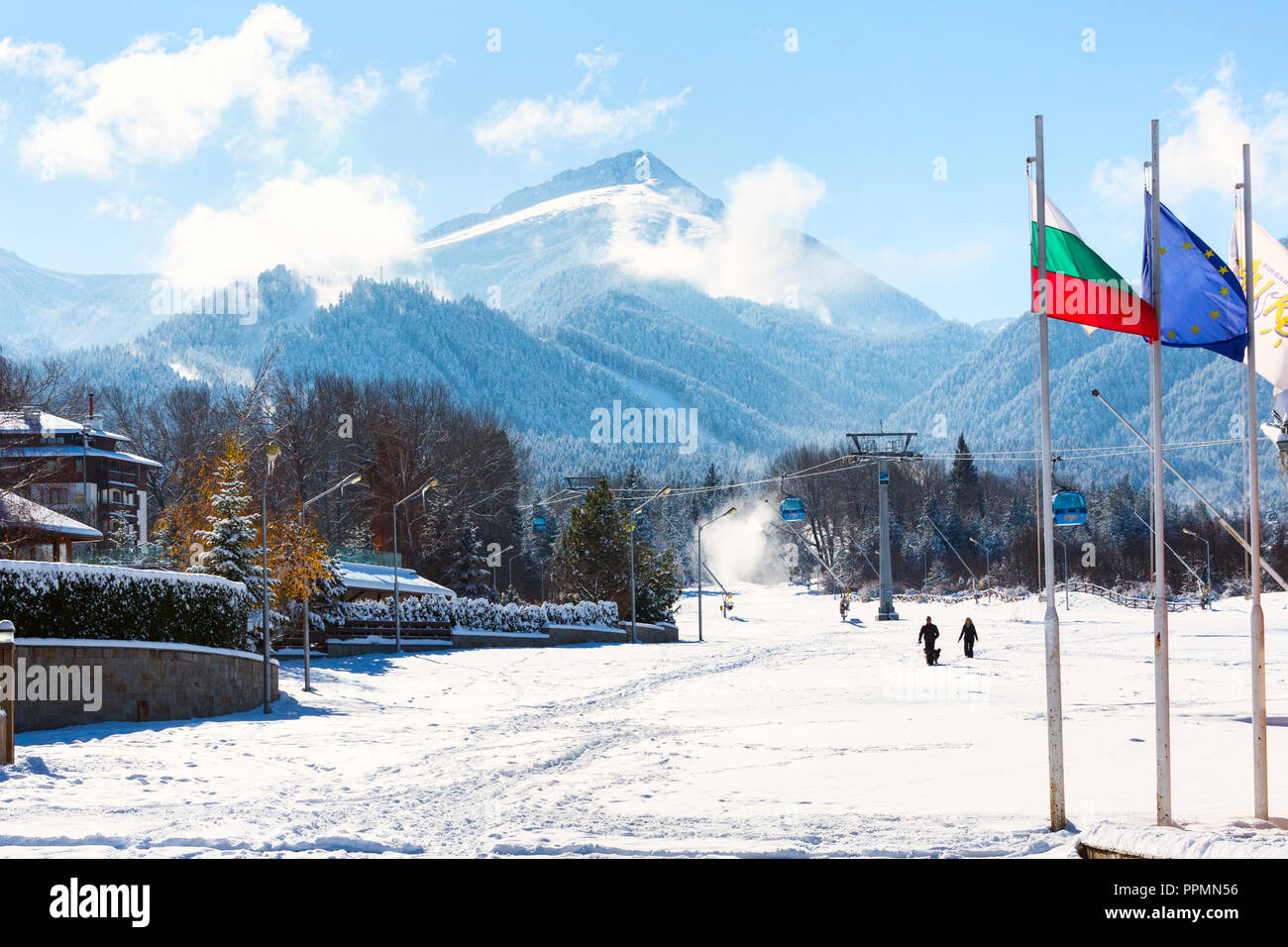 Bansko, Bulgarie - 30 novembre 2016 : l'hiver ski de fond avec white snow mountain peak, drapeau bulgare et canons à neige à Bansko, Bulgarie Banque D'Images