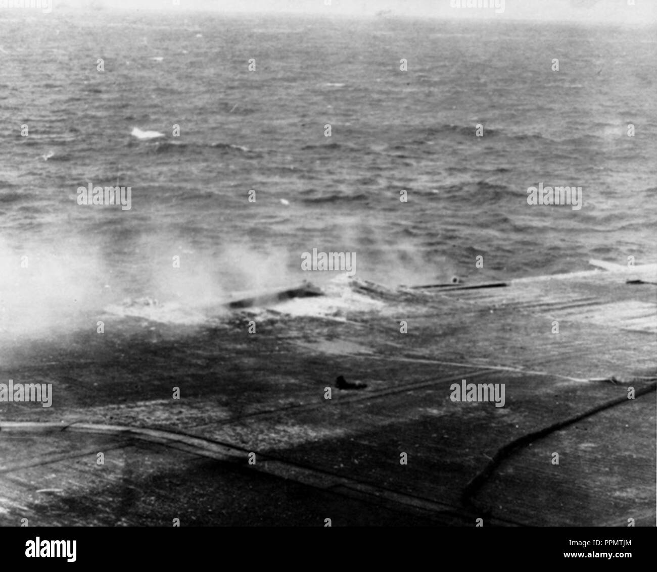 Dommages causés par les bombes sur l'USS Lexington (CV-2) au cours de la bataille de la mer de corail le 8 mai 1942 Banque D'Images