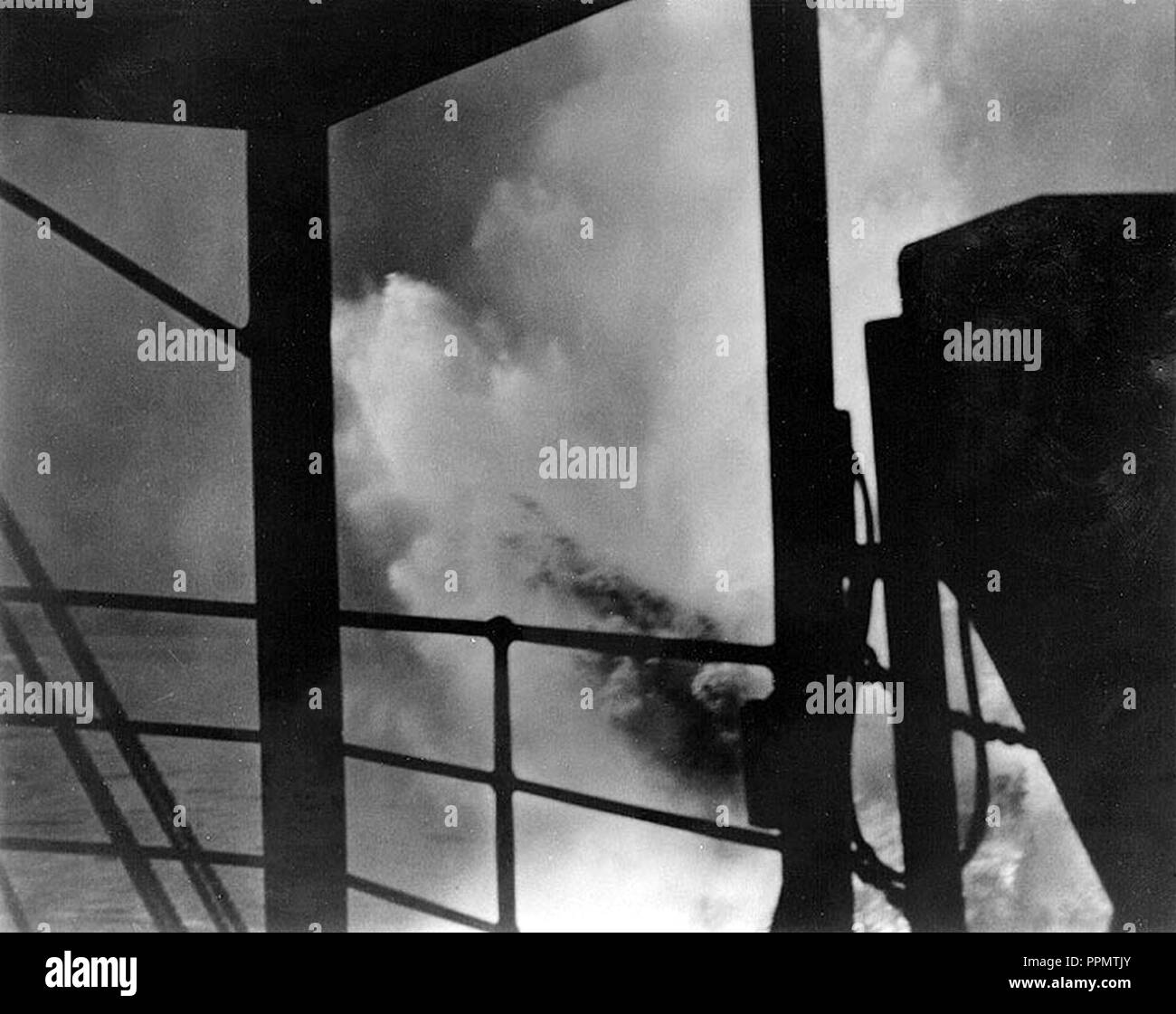 Bombe explose près de USS Tanger (AV-8) au cours de l'attaque de Pearl Harbor en 1941. Banque D'Images