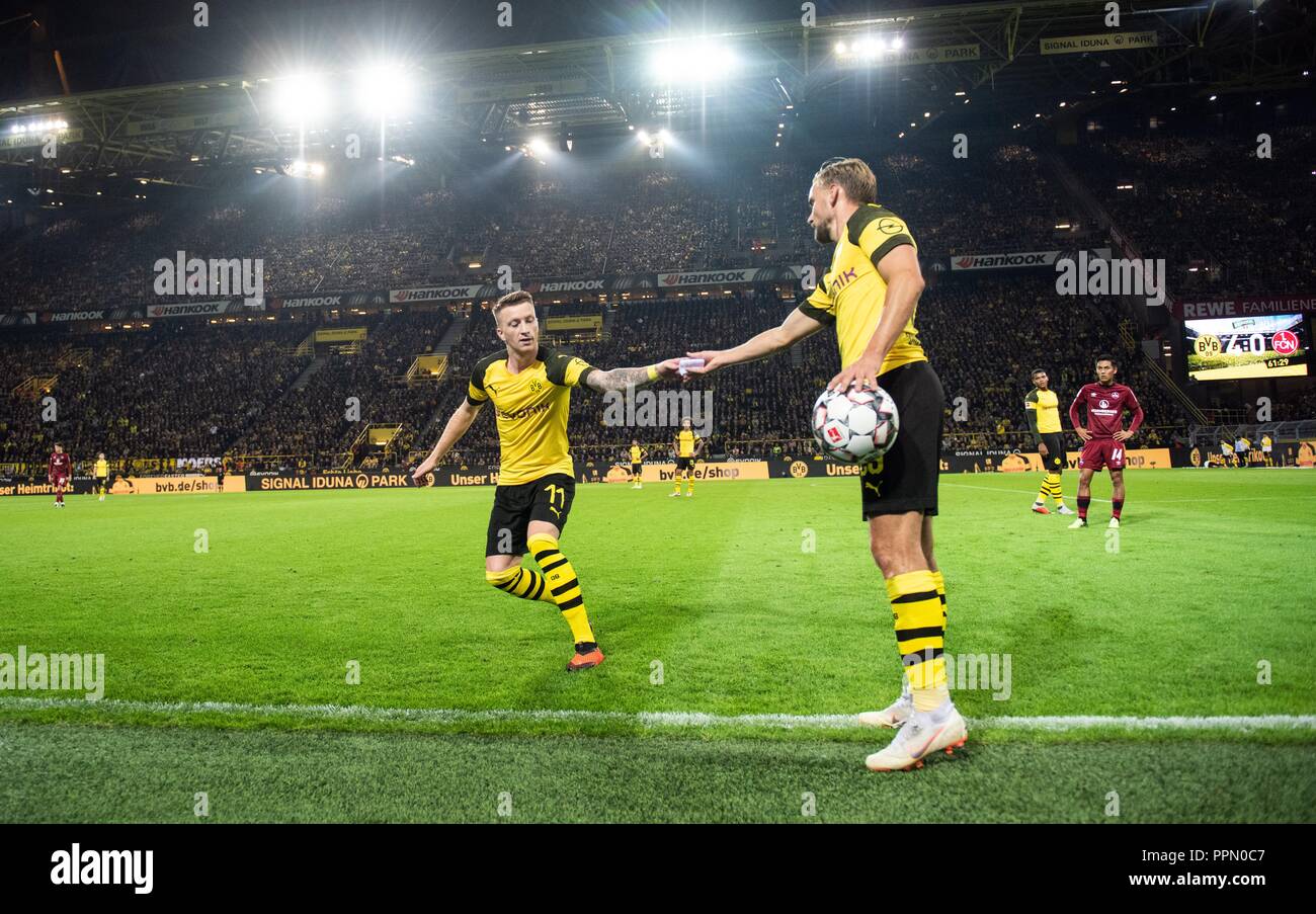 26 septembre 2018, Hambourg, Dortmund : Soccer : Bundesliga Borussia Dortmund - 1er FC Nürnberg, 5e journée au Signal Iduna Park de Dortmund : Marco Reus (l) les mains sur le brassard de capitaine à Marcel Schmelzer lors de son remplacement. (CONDITIONS D'EMBARGO - ATTENTION : La DFB interdit l'utilisation et la publication d'images séquentielles sur l'internet et autres médias en ligne pendant le match (y compris la mi-temps). ATTENTION : période de blocage ! La DFB permet l'utilisation et la publication des photos pour les services mobiles (MMS) et en particulier pour le DVB-H et DMB seulement Banque D'Images