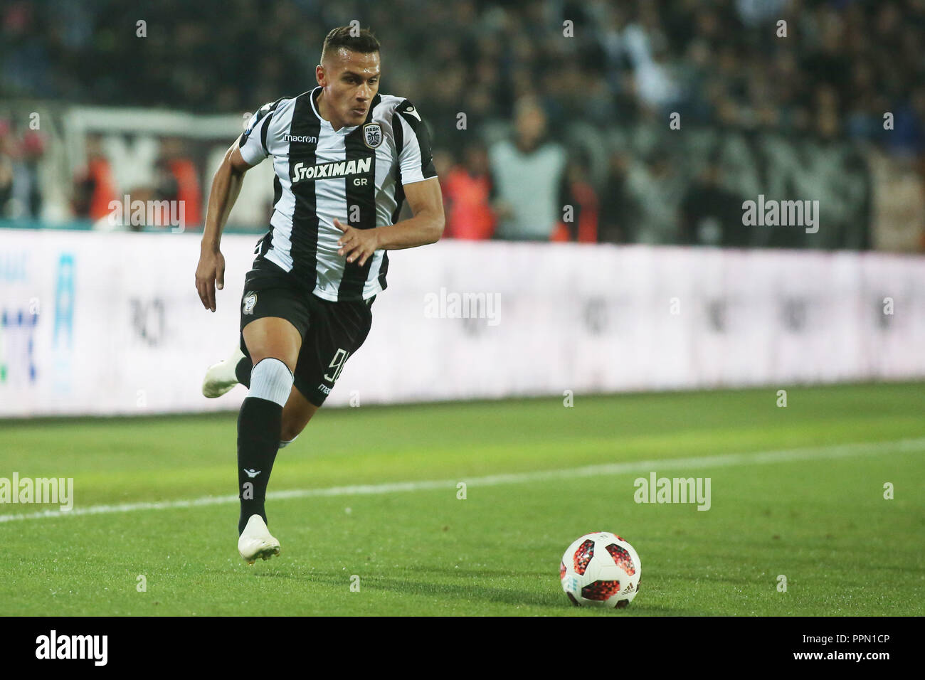 Thessalonique, Grèce. 26 Sep, 2018. PAOK's Leo Jaba (à gauche) en action lors d'un match de coupe entre le PAOK et ARIS. Match de la Coupe de football grec entre PAOK FC et de l'ARIS FC, avec le jeu se terminant avec un score de 1-1. Credit : Giannis Papanikos/ZUMA/Alamy Fil Live News Banque D'Images