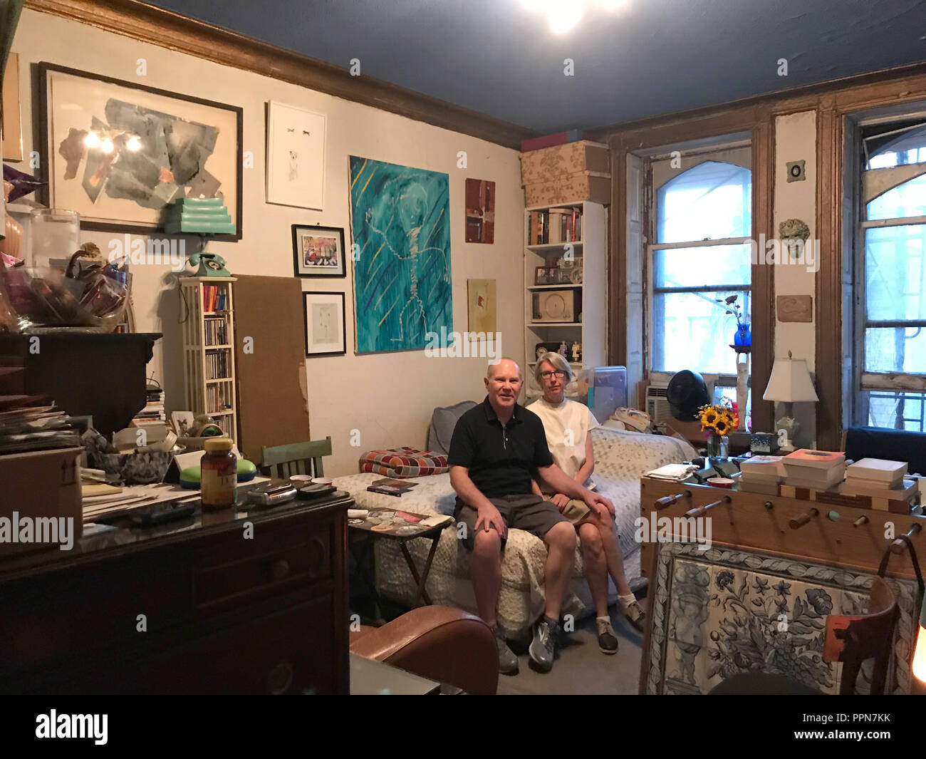 New York, USA. 07Th Nov, 2018. Depuis le milieu des années 90, Ed Hamilton (L) et Debbie Martin ont séjourné à l'hôtel Chelsea et louer. L'hôtel légendaire a été échafaudée depuis des années et est en train d'être converti en hôtel de luxe. Credit : Christina Horsten/dpa/Alamy Live News Banque D'Images