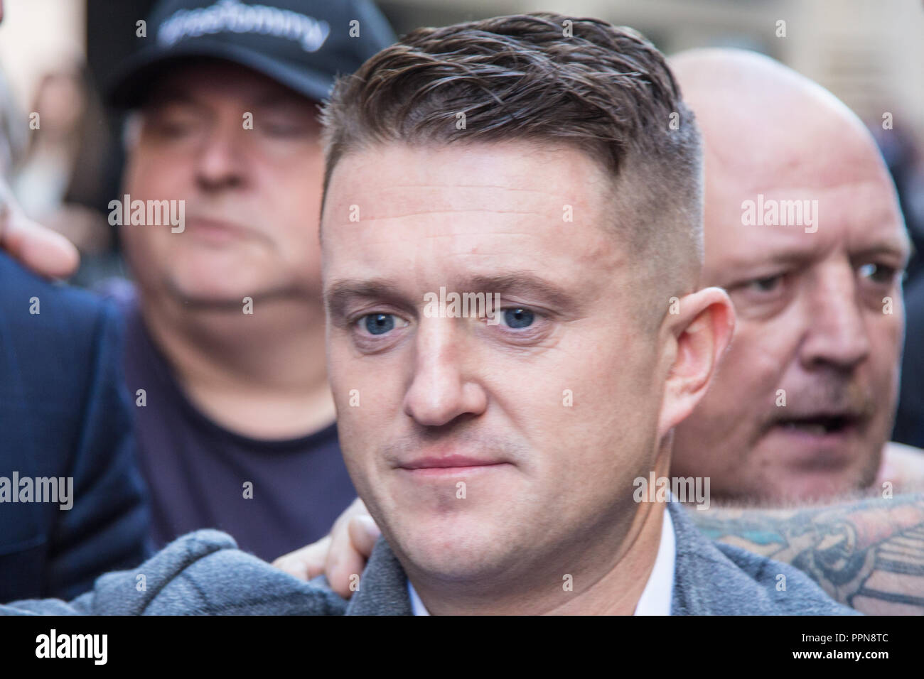 Londres, Royaume-Uni. 27 Sep, 2018. Tommy Robinson vrai nom Stephen Yaxley-Lennon à l'Old Bailey pour un nouveau procès sur des accusations d'outrage. Credit : Thabo Jaiyesimi/Alamy Live News Banque D'Images