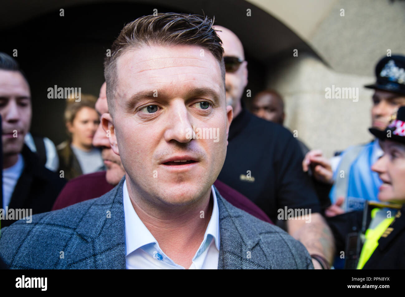 Londres, Royaume-Uni. 27 Sep, 2018. Tommy Robinson, de son vrai nom Stephen Yaxley-Lennon à l'Old Bailey pour un nouveau procès sur des accusations d'outrage/Jaiyesimi Crédit : Thabo Alamy Live News Banque D'Images