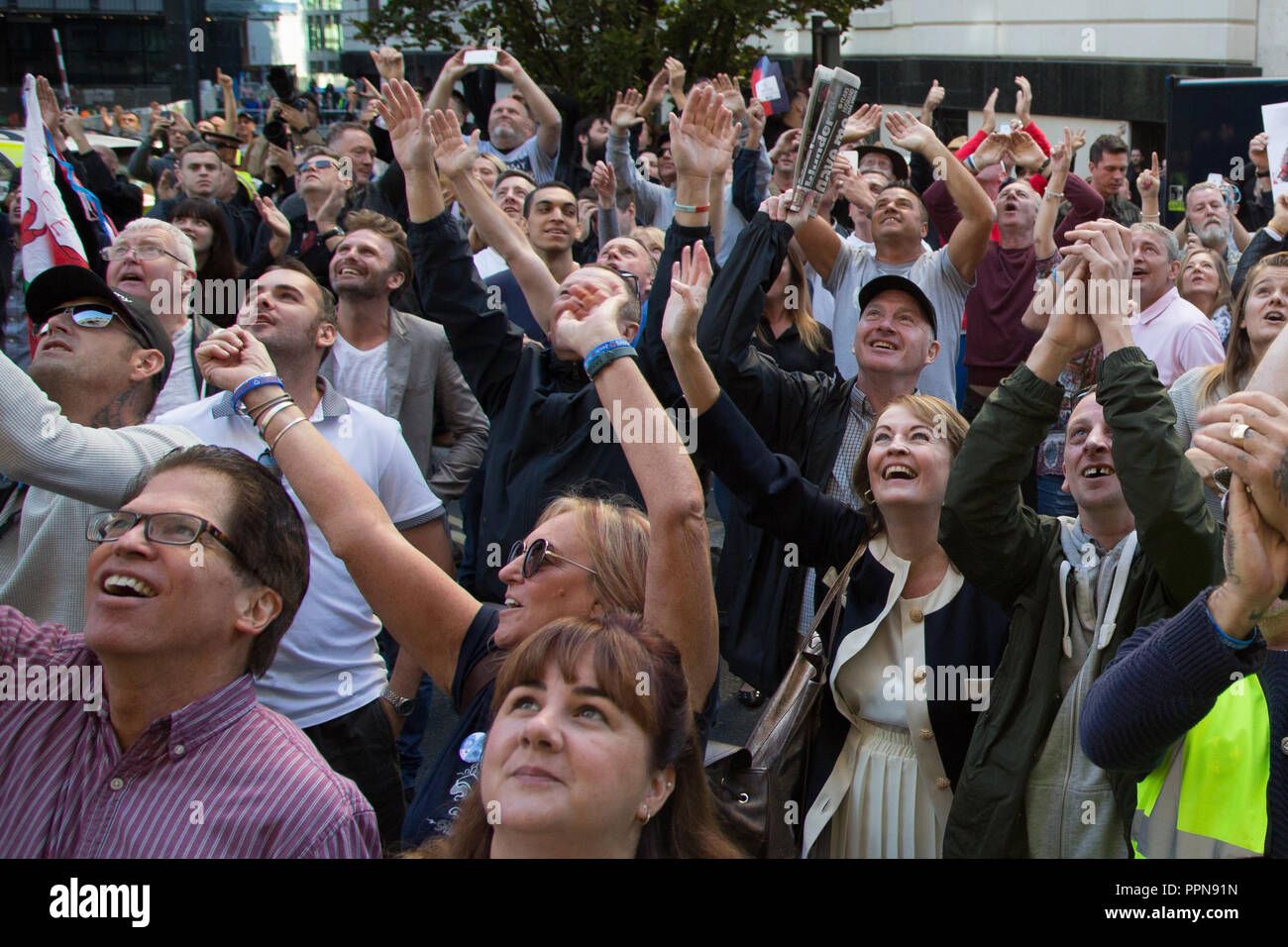 Londres, Royaume-Uni. 27 Sep, 2018. Tommy Robinson partisans cheer le militant d'extrême-droite à l'extérieur de la cour. Credit : Thabo Jaiyesimi/Alamy Live News Banque D'Images