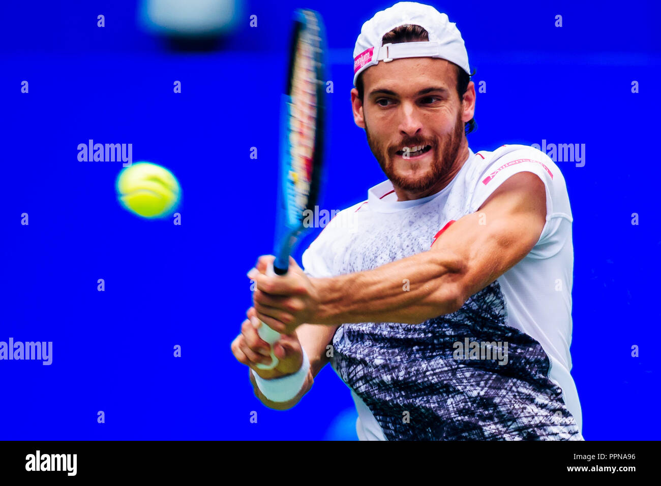 27 septembre 2018 - Shenzhen, Chine - JOAO SOUSA du Portugal en action contre Vasek Pospisil du Canada au cours de leur match à l'Open ATP 2018 Chengdu à Chengdu, dans le sud-ouest de la province chinoise du Sichuan. Sousa a gagné 6:7, 6:4, 7:6. (Crédit Image : © SIPA l'Asie via Zuma sur le fil) Banque D'Images