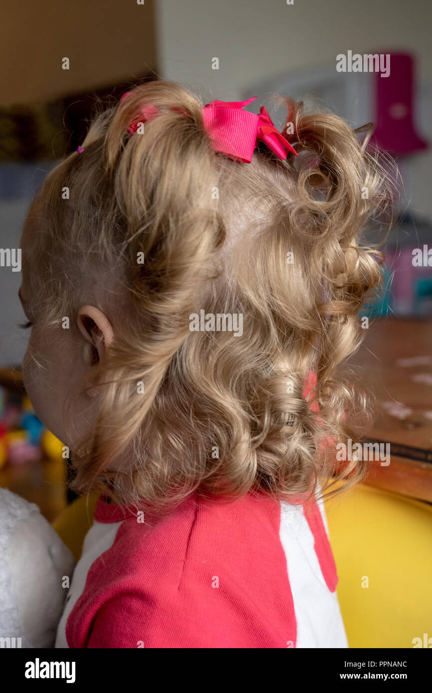 De beaux cheveux bouclés de 22 mois Lily Banque D'Images