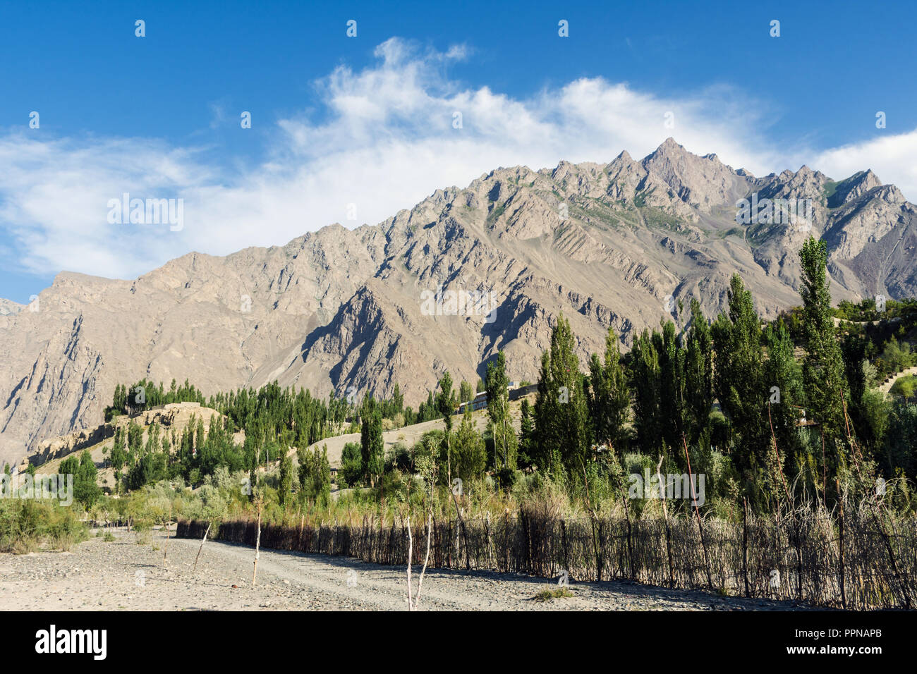 Montagne dominant le village de Skardu, Gilgit-Baltistan, Pakistan Banque D'Images