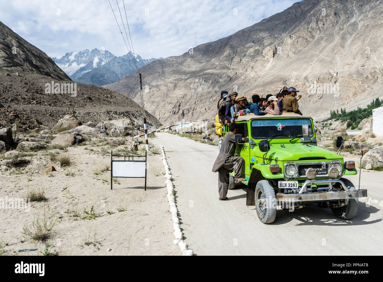 4x4 Jeep transportant des porteurs de Skardu à Askole pour les treks dans la région du Karakoram, au Pakistan Banque D'Images
