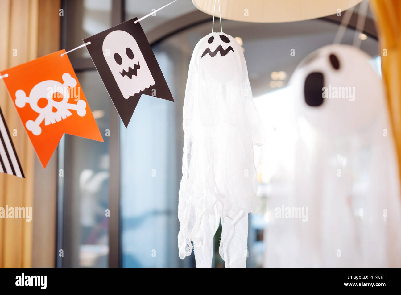 Peur des fantômes et des drapeaux avec crânes allongé comme décorations pour Halloween les enfants Banque D'Images