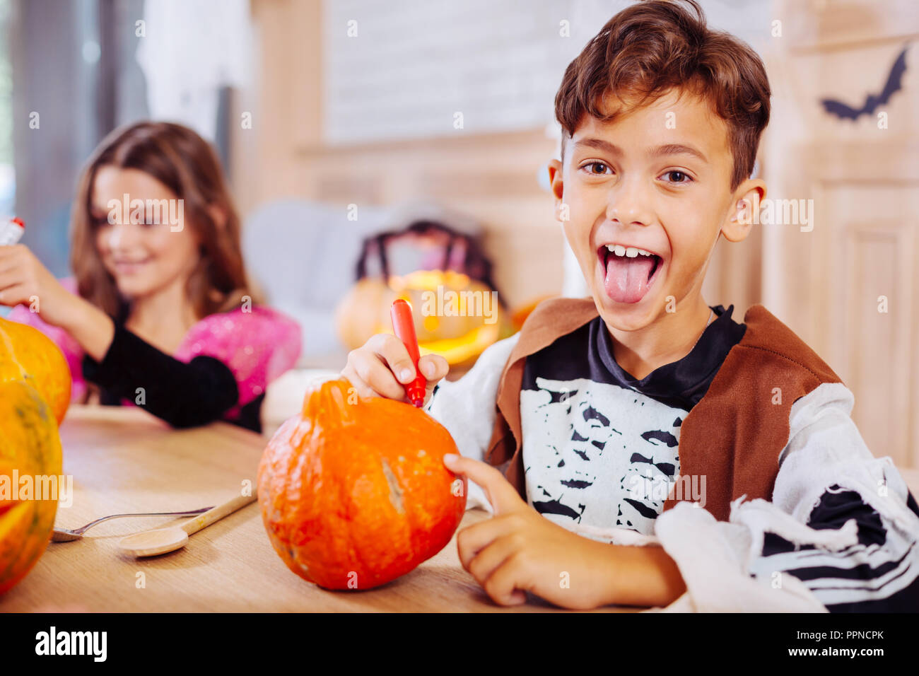 Cute boy wearing costume Halloween montrant sa langue sentiment heureux Banque D'Images