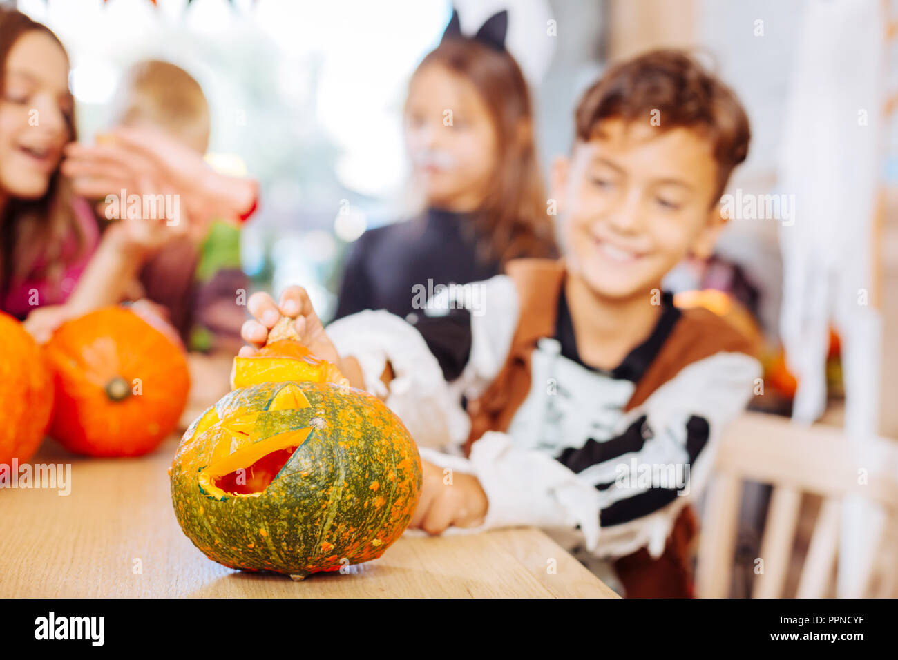 Smiling funny boy wearing costume squelette à la citrouille à l'Halloween Banque D'Images