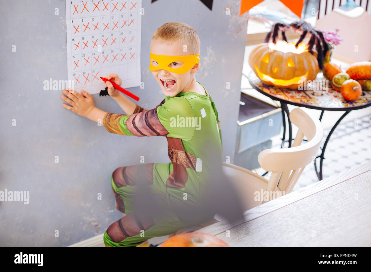 Garçon aux cheveux blonds portant costume Halloween tortue ninja fou sentiment Banque D'Images