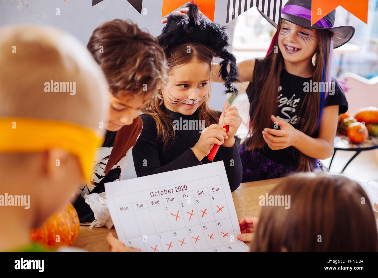 Les enfants avec des visages peints ne peuvent pas attendre jusqu'au début de partie de Halloween Banque D'Images