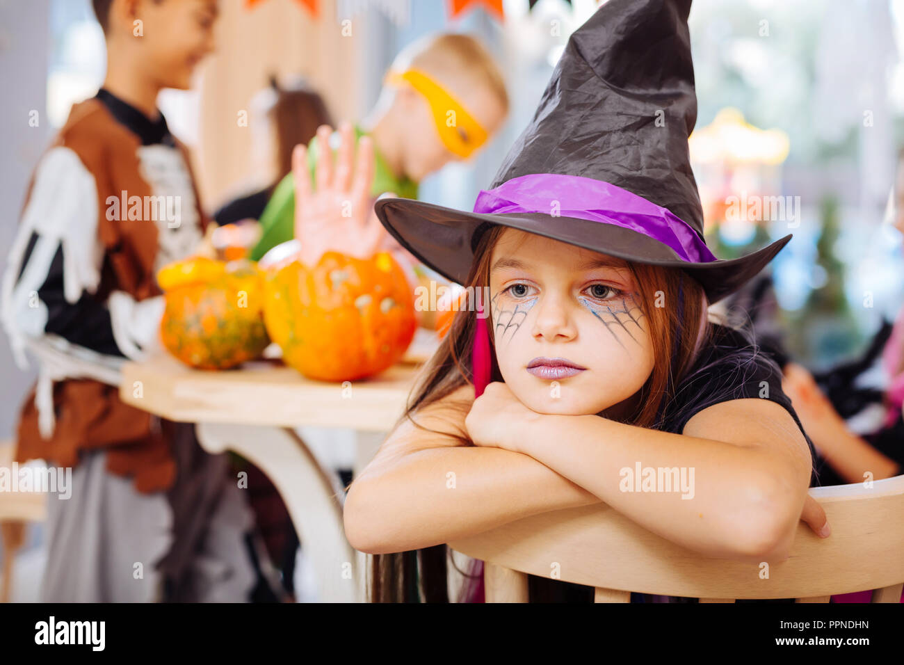 Jolie fille avec de longs cheveux noirs portant des costumes d'Halloween de l'assistant se sentir fatigué Banque D'Images