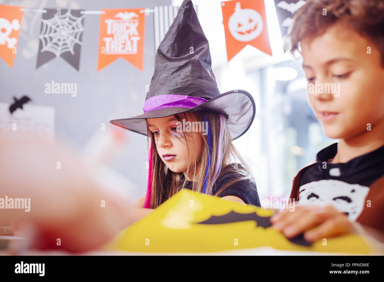 Frère et sœur se sentir occupé tout en appelant l'ensemble des photos de l'Halloween Banque D'Images