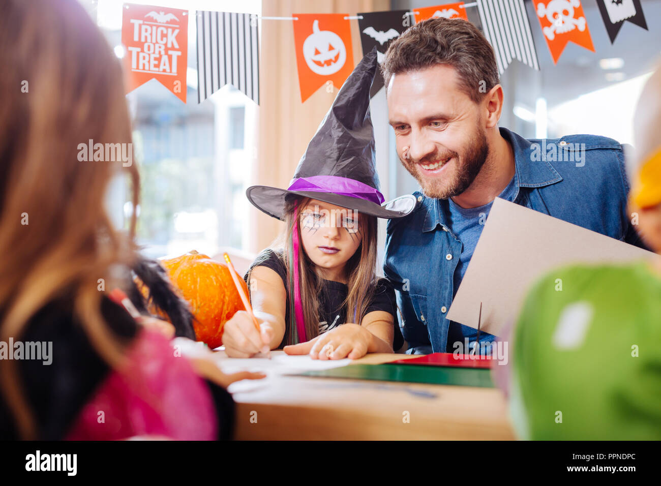 Beau père aimant se joindre à ses enfants Halloween dessin photos Banque D'Images