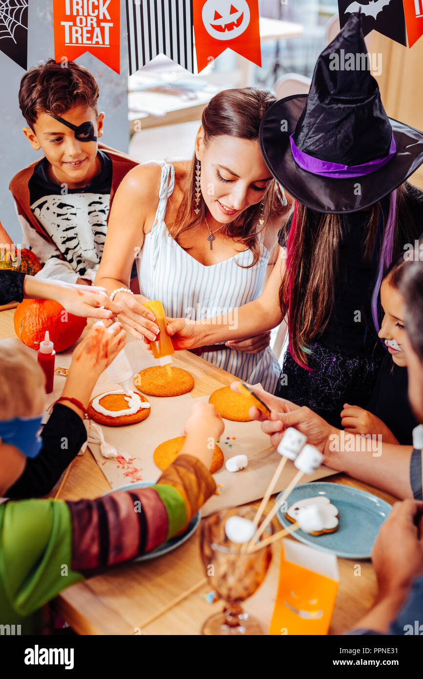 Professeur de célébrer Halloween avec ses élèves portant des costumes Banque D'Images