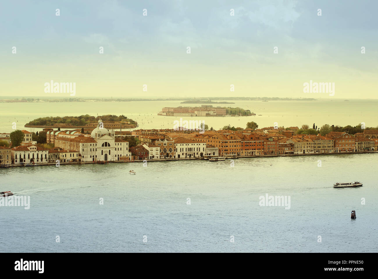 Toits de Venise à partir de ci-dessus. Vue aérienne de maisons, mer et palais de San Marco tower Banque D'Images