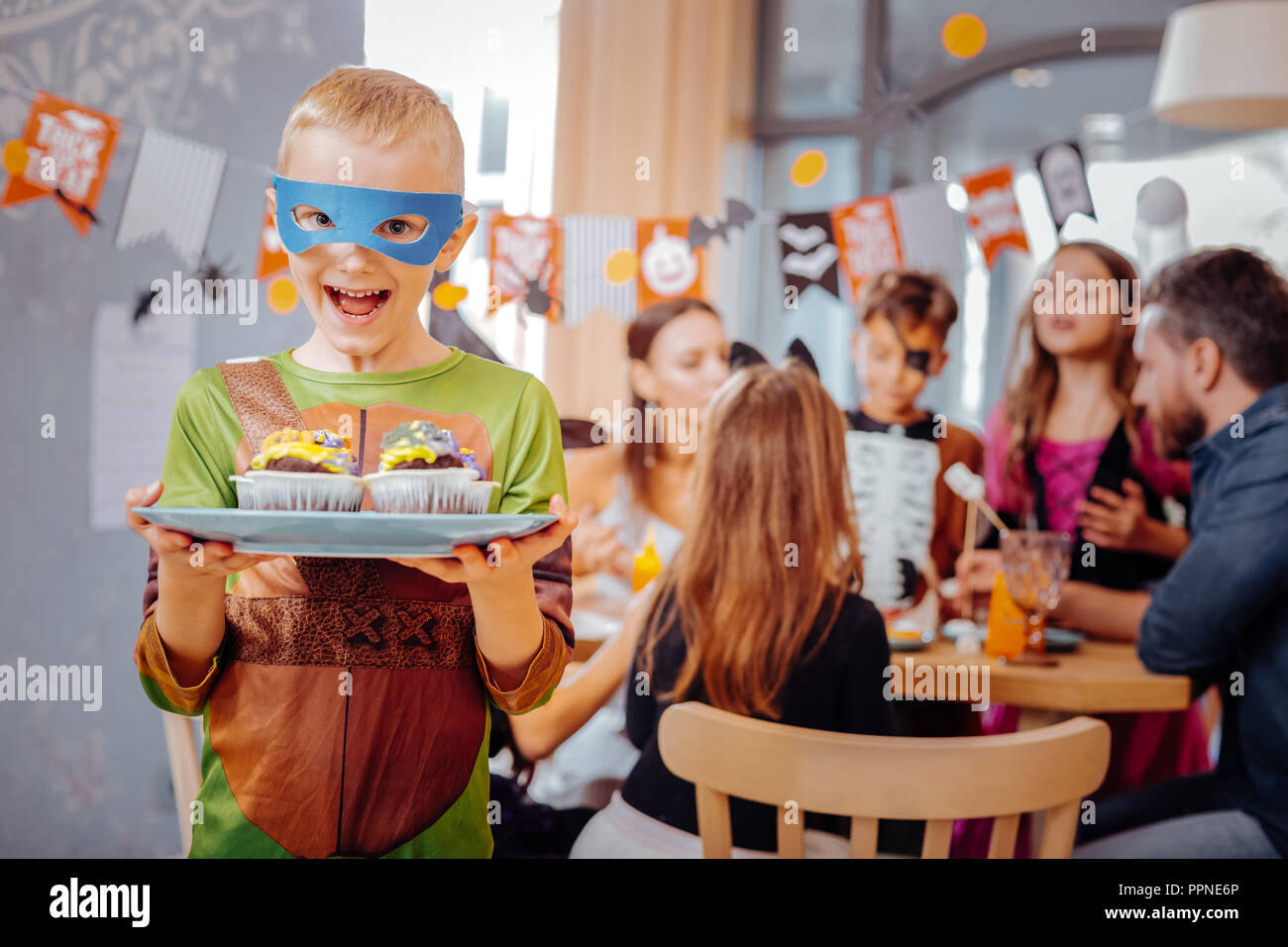 Le port d'écolier pour Halloween Costume tortue ninja à la funny Banque D'Images