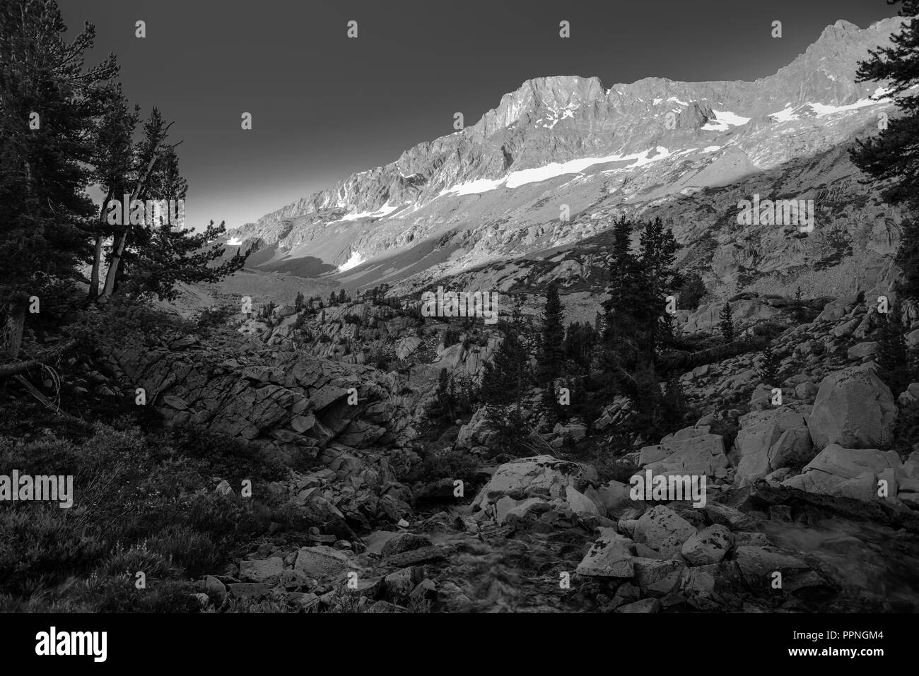 Lever du soleil le long de la rivière King avec le fossé noir en arrière-plan. John Muir Trail/Pacific Crest Trail ; Sequoia Kings Canyon Wilderness ; Kings Cany Banque D'Images