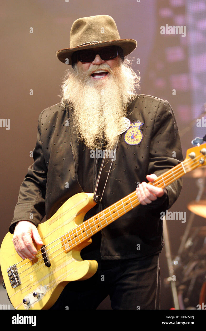 Dusty Hill avec ZZ Top se produit en concert au Seminole Hard Rock Hotel and Casino à Hollywood, en Floride le 8 juin 2011. Banque D'Images