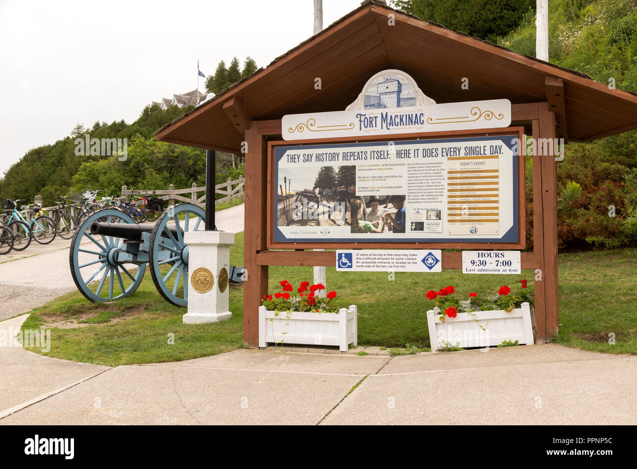 Signe d'information à l'entrée du site historique de Fort Mackinac sur l'île Mackinac, Michigan. Banque D'Images
